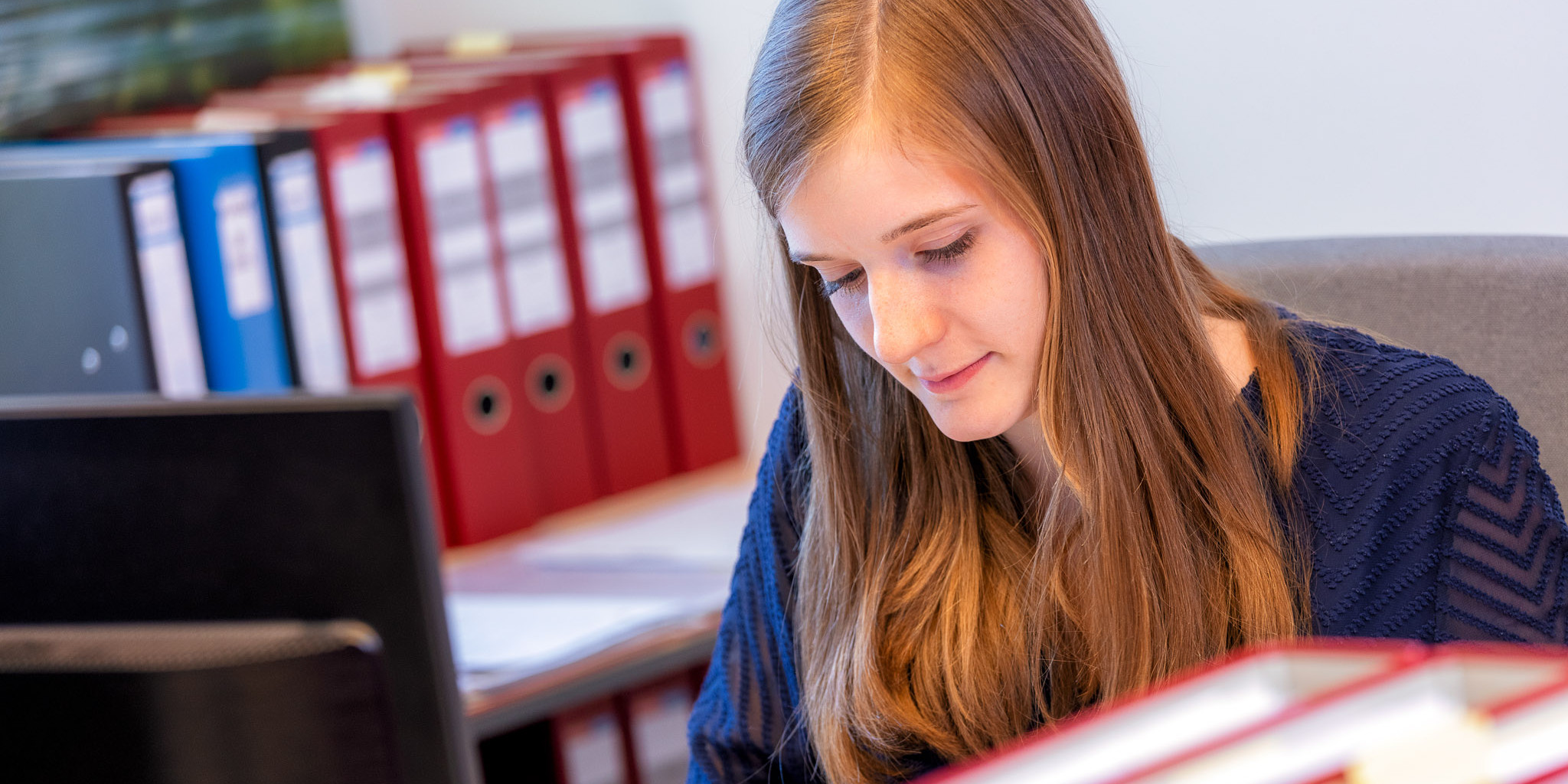 Elletzhofer Anna sitzend vor ihrem Laptop