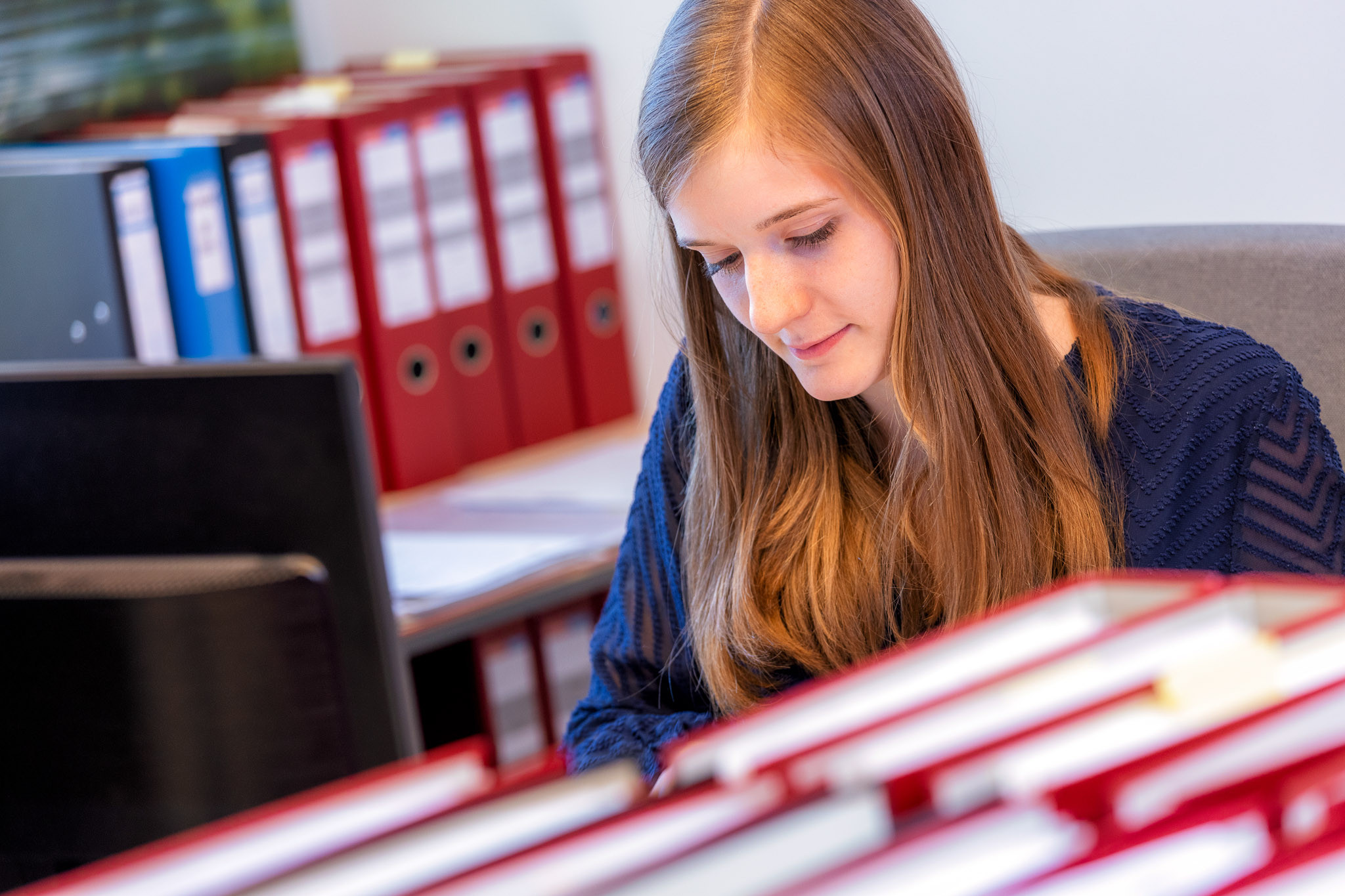 Elletzhofer Anna sitzend vor ihrem Laptop